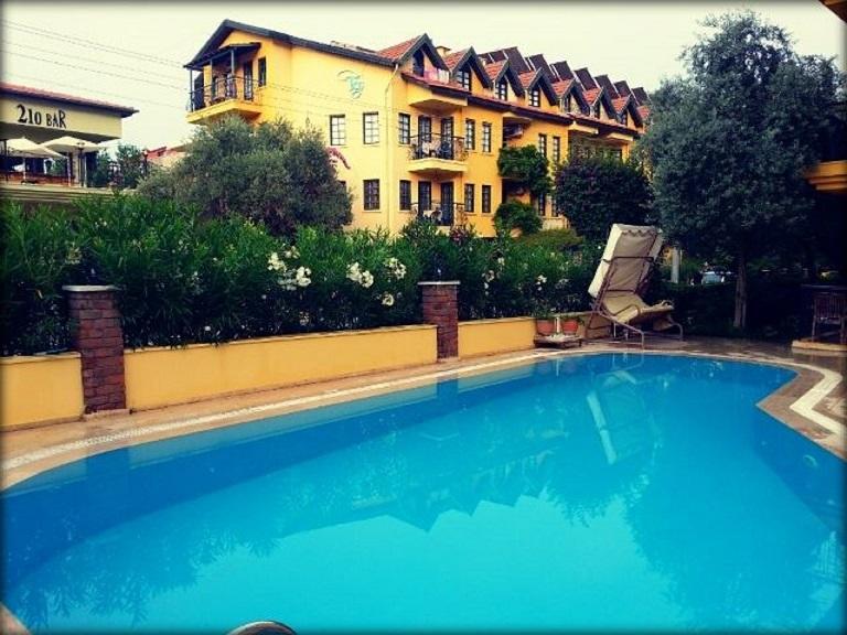 مرمريس T&G Apartments الغرفة الصورة